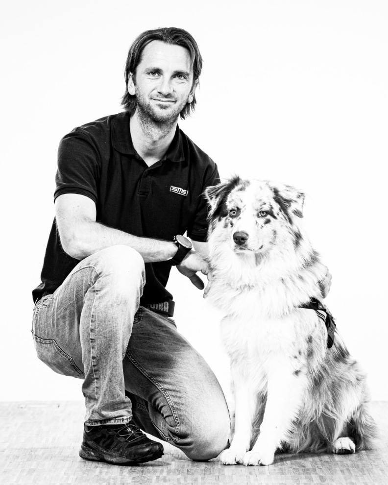 Andreas Bauer, Sachverständiger für Schimmelsanierung (TÜV), mit Schimmelspürhund Lucky, Australian Shepherd | SMS Group