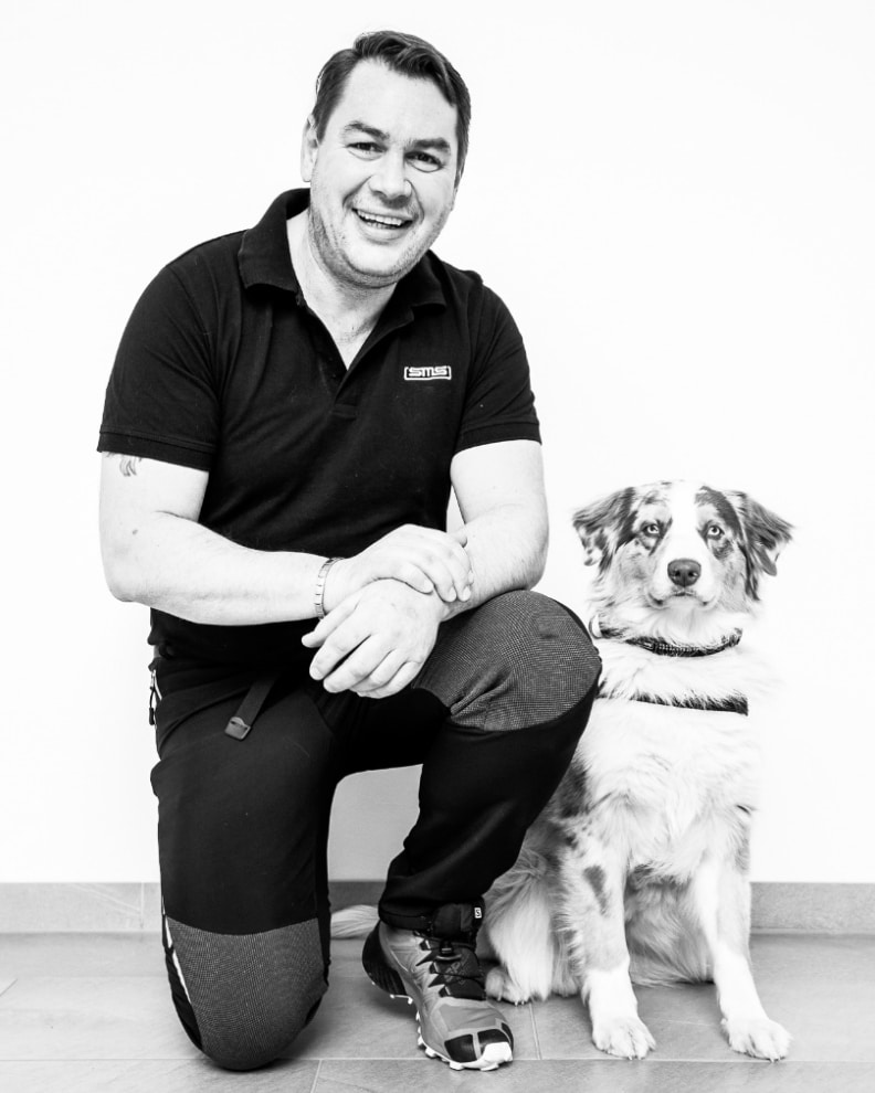 Christian Juvan, Sachverständiger für Schimmelsanierung (TÜV), mit Schimmelspürhund Dizzy, Australian Shepherd | SMS Group
