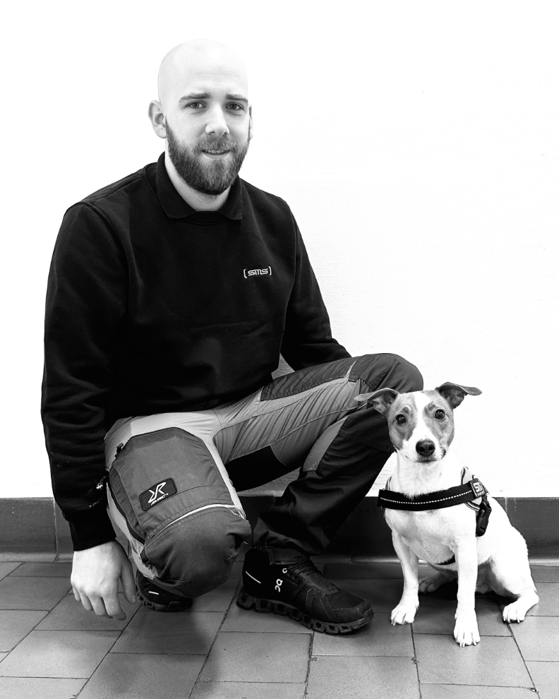Raphael Ledwina, Sachverständiger für Schimmelsanierung (TÜV), mit Schimmelspürhund Sam, Jack Russel Terrier | SMS Group