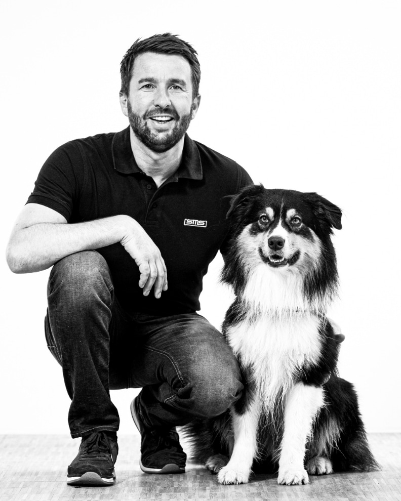 Robert Schwaighofer, Sachverständiger für Schimmelsanierung (TÜV), mit Schimmelspürhund Spikey, Australian Shepherd | SMS Group